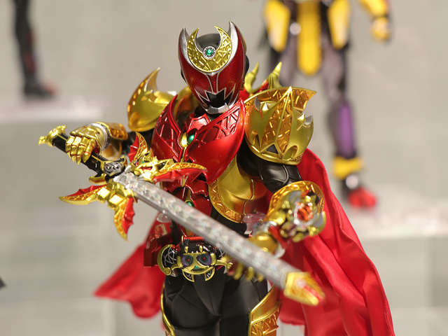 S.H.Figuarts（真骨彫製法） 仮面ライダーキバ エンペラーフォーム ひねっ